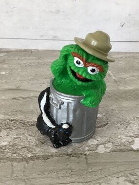 Oscar The Grouch Figurine In Trash Can With Skunk Sesame Street Applause 3"